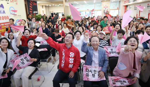 유정복 인천시장 후보가 18일 인천 여성공감본부 지지선언 후 비행기 날리기 퍼포먼스를 하고 있다.