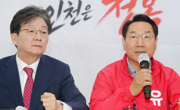 유정복 인천시장 후보가 19일 정복캠프에서 유승민 전 대표와 함께 기자들의 질문에 답하고 있다.