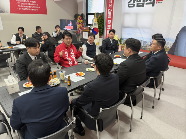 서인천청년회의소 회장단과 강범석 서구청장 후보가 간담회를 갖고 있다.