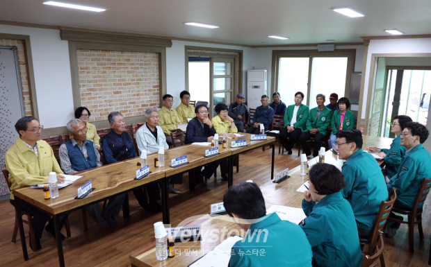 남도가 5월 21일 청양군 장평면 구룡리 경로회관에서 집중안전점검 및 여름철 폭염 대비 현장점검을 실시했다. 점검단은 청양군의 집중안전점검 추진 상황과 폭염 종합 대책을 보고 받고, 건축, 전기, 가스, 소방 등 분야별 안전관리 실태를 꼼꼼하게 살폈다.(사진 / 충청남도 제공)