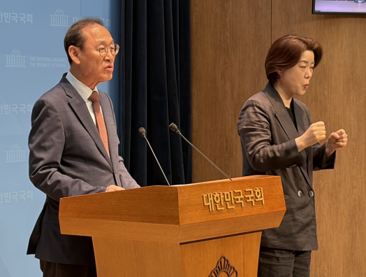 정유섭 정복캠프 총괄선대위원장이 22일 국회 소통관에서 ‘정언 유착’ 에 대한 기자회견문을 발표하고 있다.
