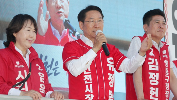 유정복 인천시장 후보가 25일 중구 영종도 운서역 유세 현장에서 시민들에게 지지를 호소하고 있다.