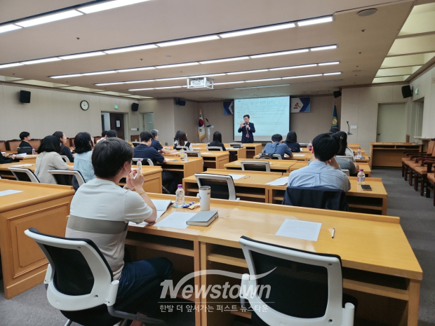 법제처 조정필 법제교육과장이 ‘행정의 실효성 확보 수단’을 주제로 법무교육을 하고 있다. / 부천시