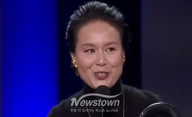 가정폭력과 남편 살해, 인생 역전을 다룬 영화 ‘감옥에서 온 엄마’에서 실제 사건 범인이자 주인공으로 출연해 진실 왜곡 논란에 휩싸여 큰 파문을 일으킨 쟈오샤오홍(趙肅泓)/유튜브 중국어 캡처
