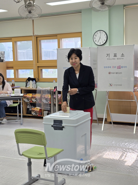 3일 오전 7시 김해시의원 이미애후보가 진영지역 제1투표소에서 소중한 한표를 행사하고 있다./사진 김국진기자