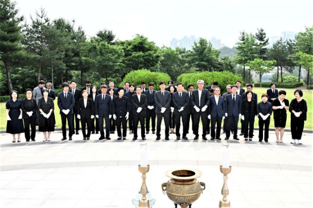 안산시 최초 연임에 성공한 이민근 시장이 4일 지방선거 당선인들과 함께 현충탑을 참배하며 민선 9기 출범을 앞두고 책임 있는 시정 운영을 다짐했다. /안산시<br>