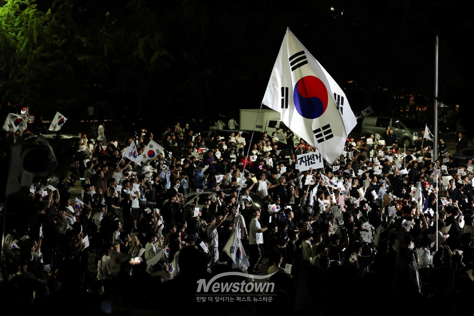 6일 서울 올림픽공원 개표소를 둘러싼 시민들이 투표용지 부족 사태에 항의하며 재선거를 요구하고 있다