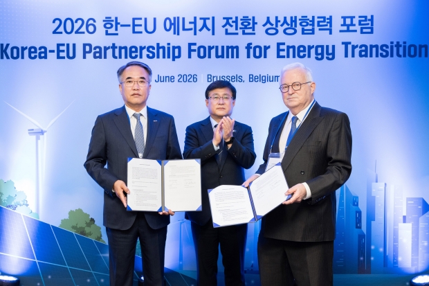 대한전선이 얀데눌(Jan De Nul)과 HVDC 해저케이블 사업 협력을 위한 업무협약(MOU)을 체결했다. (좌측부터) 대한전선 송종민 부회장, 김성환 기후에너지환경부 장관, 얀데눌 최고경영자(CEO) 얀 피터 데 눌(Jan Pieter De Nul) [사진 기후에너지환경부 제공]