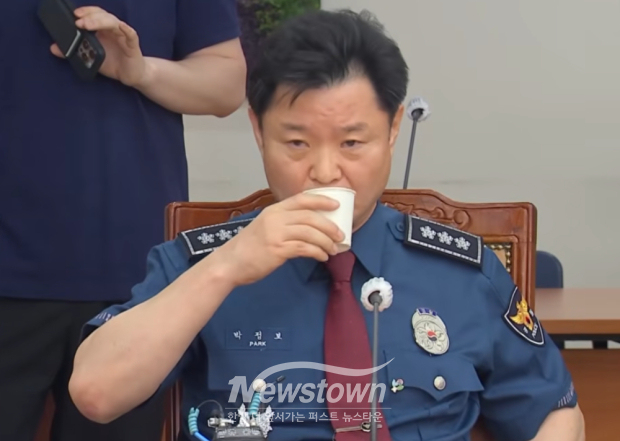 16일 서울경찰청을 방문한 국민의힘 의원들에게 자신의 ‘패가망신’ 발언에 대해 해명하는 박정보 서울경찰청장/연합뉴스TV 화면 캡처