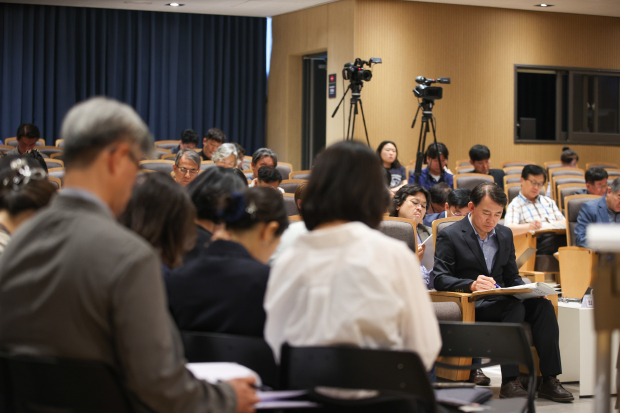 민선 9기 남양주시 시민주권위원회 시정 업무보고 현장에서 보고 내용을 점검 중인 최현덕 남양주시장 당선인