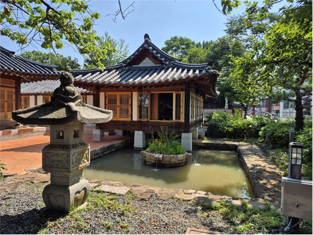 행랑채(소회의실, 연못) 전경/사진 김해시제공