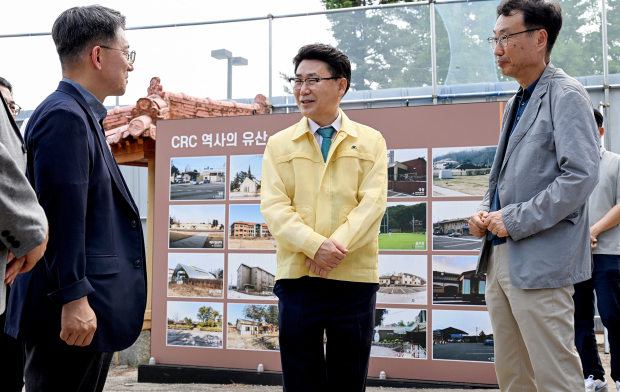 [사진설명] 김원기 의정부시장이 7월 1일 캠프 레드클라우드(CRC)를 방문해 현안을 점검하고 있다.