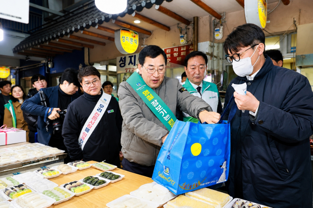 주낙영 경주시장이 지난 2월 설 명절을 맞아 경주지역 전통시장에서 장을 보며 상인들을 격려하고 있다.