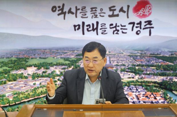 주낙영 시장이 민선 9기 출범 이후 첫 간부회의를 열고 청년정책과 지역 현안 해결을 위한 속도감 있는 행정을 주문하고 있다