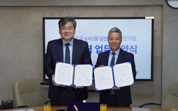 이인재 인천대학교 총장(좌)과 김준섭 (사)통일안보융합연구원 원장(우)이 업무협약서를 들고 기념촬영을 하고 있다.