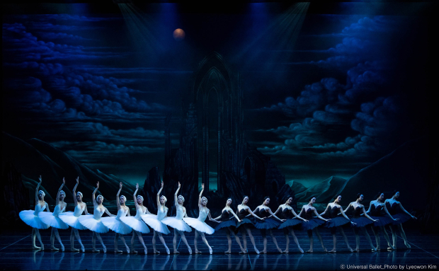 2025 백조의호수(백조 흑조 군무)-ⓒUniversal Ballet_Photo by Lyeowon Kim/사진 김해시제공