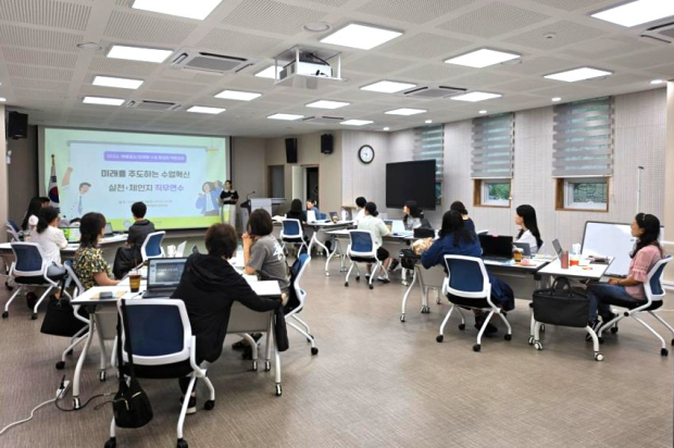 지난 11일 김해교육지원청 중회의실에서 관내 중등 교원을 대상으로 2026 배움중심 미래형 수업 활성화 역량 강화 연수 교육을 실시하고 있다./사진 김해교육지원청제공