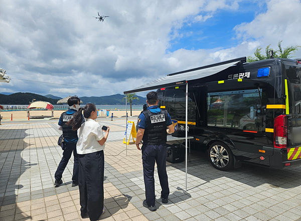 경남경찰청 광역예방순찰대 드론팀이 창원 광암해수욕장과 거제 구조라해수욕장에서 드론을 시범운영하고 있는 모습./사진 경남경찰청제공