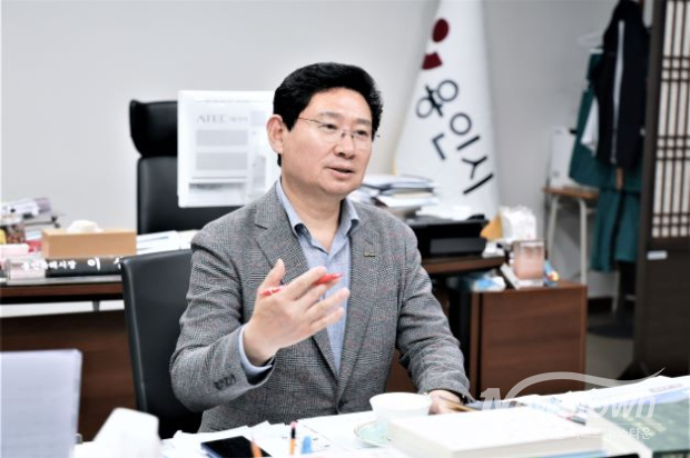 이상일 용인특례시장이 14일 뉴스타운 특별 서면인터뷰에서 플랫폼시티 조성과 청년 일자리 확대, 시민 중심 행정의 방향에 대해 설명하고 있다. /용인특례시<br>