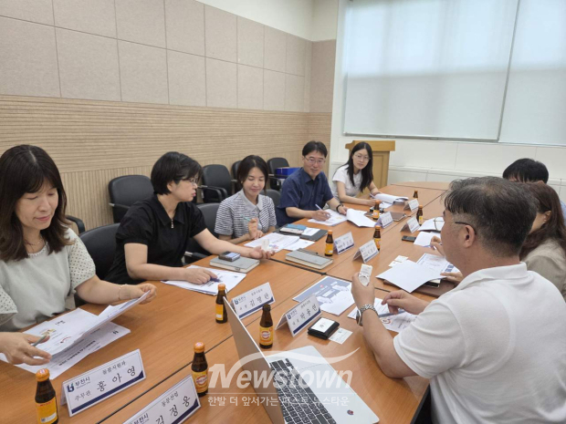 관계기관 참석자들이 돌봄플러그 기능개선 방안에 대한 설명을 듣고 있다. / 부천시