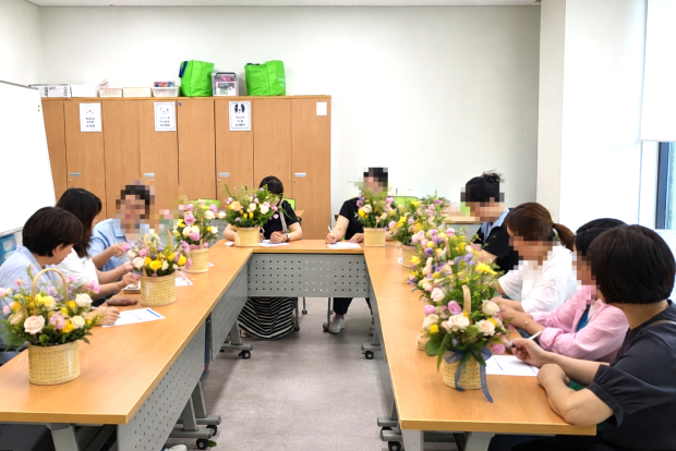 지난 20일 복지관 2층 프로그램1실에서 장애인 자녀를 둔 부모 10명을 대상으로 '가족교육 꽃으로 채우는 하루' 전문 강사의 지도로 꽃바구니 만들기를 하고있다./사진 김해시제공