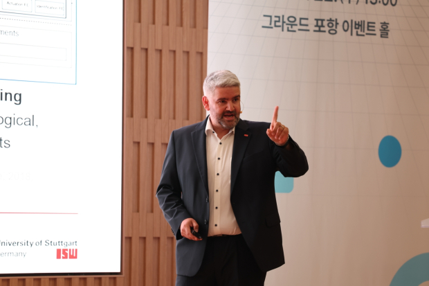 기조강연 중인 안드레아스 보르트만 슈투트가르트대학교 교수