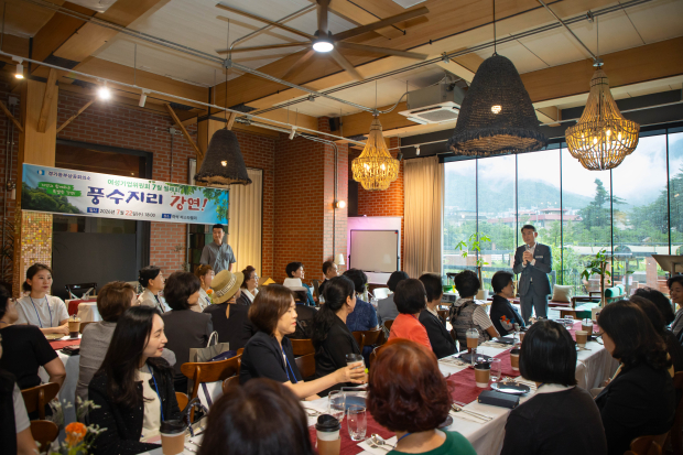 남양주시 화도읍 비스타밸리에서 열린 경기동부상공회의소 여성기업인위원회 월례회의에 참석 중인 최현덕 시장과 여성기업 위원들