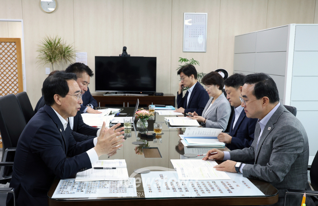 박수현 충남도지사가 7월 24일 정부서울청사에서 열린 ‘기획예산처 장관-시도지사 간담회’에 참석해 박홍근 기획예산처 장관과 만나 주요 도정 현안의 예산 반영과 예비타당성조사 통과 등을 정부에 건의했다.(사진 / 충청남도 제공)