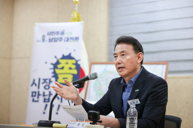 최현덕 남양주시장이 다산1동 ‘시장 좀 만납시다’에서 주민들과 지역 현안을 논의하고 있다.