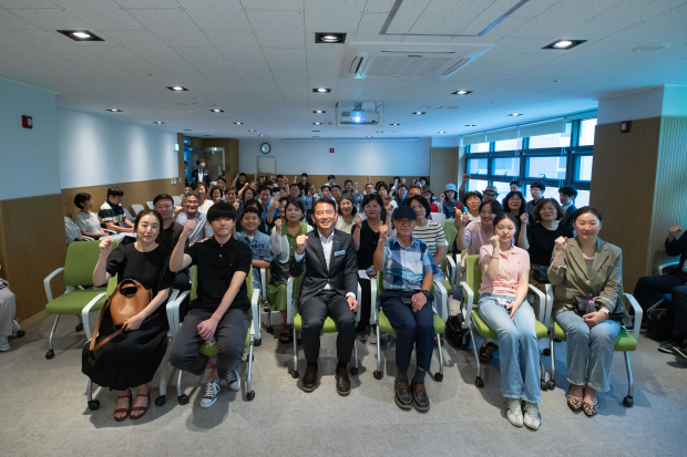 최현덕 시장이 금곡동 ‘시장 좀 만납시다’를 마친 뒤 금곡초·중학교 학생과 금곡고 졸업생, 주민 등 참석자들과 기념촬영을 하고 있다.