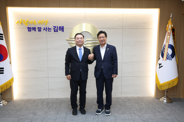 김해시와 국립 김해숲체원의 이동수 원장(왼쪽)과 정영두 시장(오른쪽)의  지역 산림복지 발전위한 상호협력 논의/사진 김해시 제공