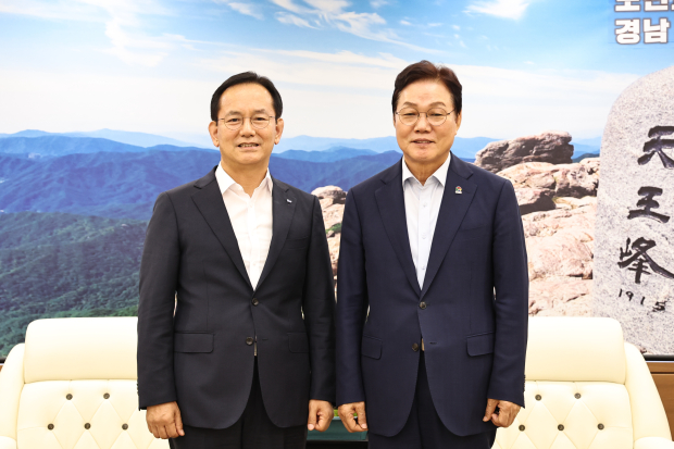 13일 도청에서 박완수 도지사(오른쪽)와 김종출 한국항공우주산업(KAI) 대표이사(왼쪽)가 만났다./사진 경남도 제공