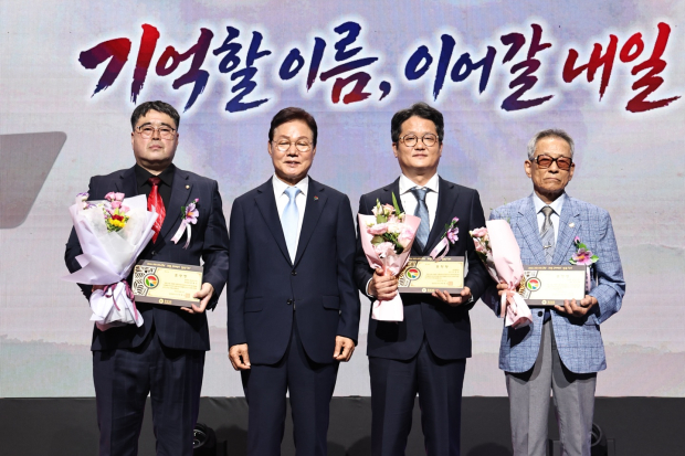 15일 창원컨벤션센터에서 열린 제81주년 광복절 경축식에서 박완수 경남도지사가 독립유공자 유족들에게 정부포상을 전수한 뒤 기념촬영을 하고 있다./사진=경남도