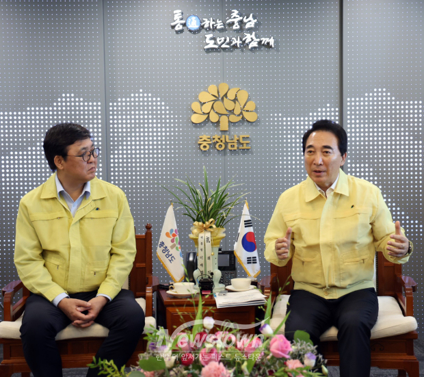 박수현 충남도지사(사진 / 우측)가 8월 18일 충남도청 접견실에서 최휘영 문화체육관광부 장관(사진 / 좌측)을 만나 충남의 문화·체육·관광 분야 주요 현안과 문체부 주요 정책 사업에 대한 협력 방안 등을 논의했다.(충청남도 제공)