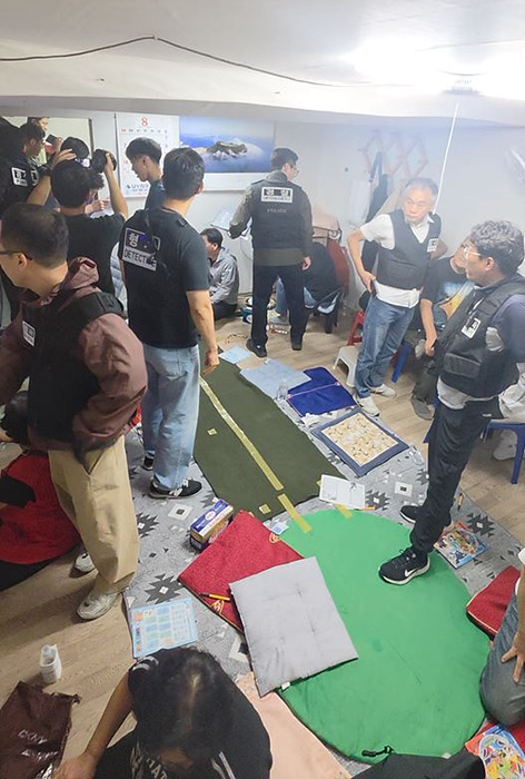 ​창원서부경찰서 형사과 수사관들이 지난 12일 창원지역 한 주택에 마련된 불법 도박장을 급습해 현장을 단속하고 있다./사진=창원서부경찰서​