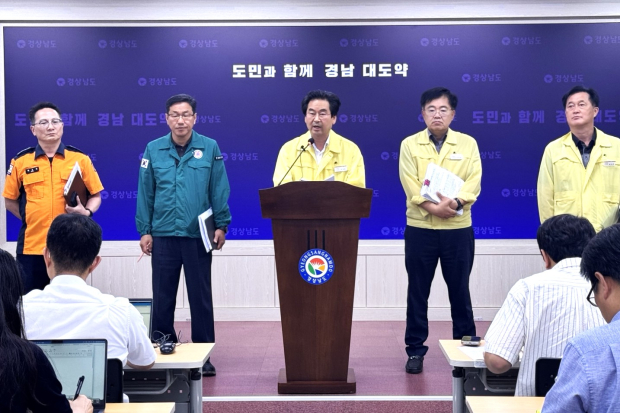경상남도 도민안전본부 관계자가 20일 도청 프레스센터에서 거제·통영 집중호우 피해 현황과 응급복구 및 이재민 지원 대책을 설명하고 있다./사진=경남도