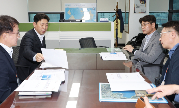 박용선 포항시장은 20일 해양수산부를 방문해 환여항 국가어항 신규지정과 포항 영일만항 북극항로 특화항만 조성 등을 건의하고 관련 사업의 국가계획 반영과 정부의 적극적인 지원을 요청했다