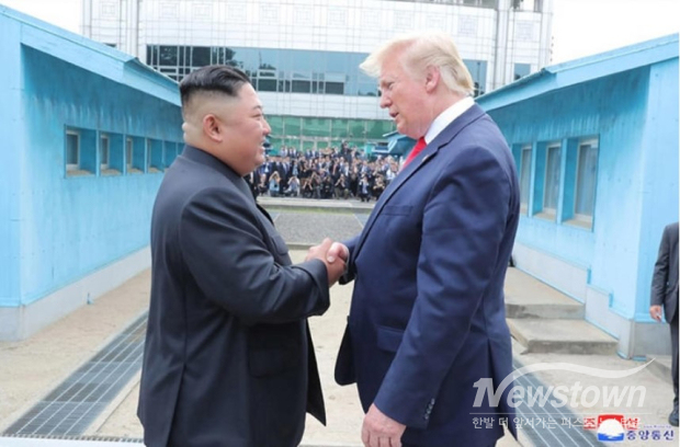 트럼프 미국 대통령과 김정은 북한 국무위원장 판문점에 서의 만남.  2019년 6월 30일 / 사진=KCNA via SNS