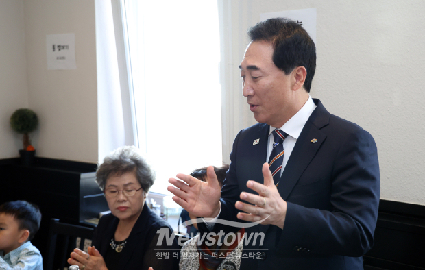 박수현 충남도지사가 8월 23일(현지 시각) 독일 프랑크푸르트에서 재독충청인향우회 전·현직 회장을 비롯한 임원진과 간담회를 가졌다.(사진 / 충청남도 제공)