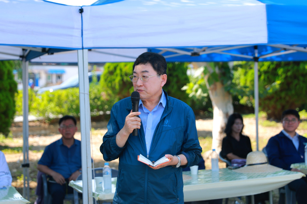 주낙영 경주시장이 24일 ‘2026년 첫 벼베기 행사’에 참석해 농업인들을 격려하고 있다