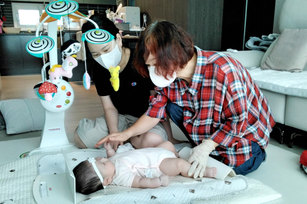 김해시 영유아 건강간호사가 생애초기 건강관리사업 대상 가정을 방문해 영유아의 성장과 건강 상태를 살피고 보호자에게 맞춤형 양육 상담을 제공하고 있다./사진=김해시