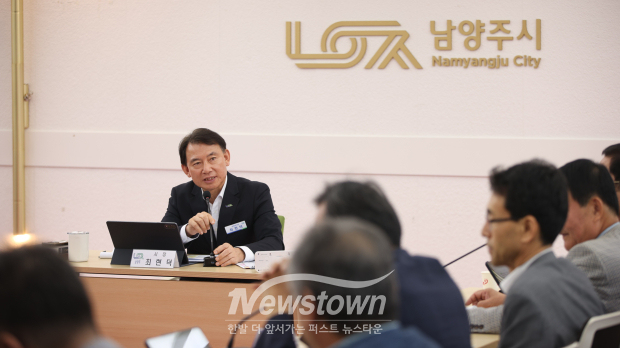 최현덕 남양주시장이 1일 ‘9월 시정현안토론회’에서 참석자들과 기본사회 분야별 실행전략에 대해 의견을 나누고 있다. / 남양주시