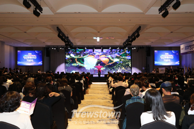 2일 김해롯데호텔앤리조트에서 열린 ‘2026년 양성평등주간 기념식’에서 축하공연이 펼쳐지고 있다./사진=김국진 기자