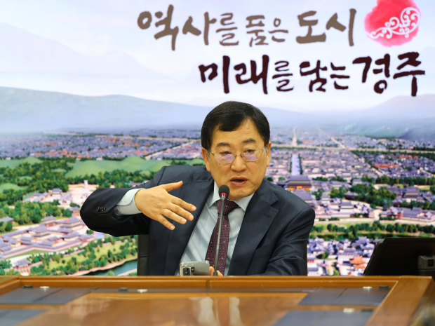 주낙영 경주시장이 8일 영상회의실에서 국·소·본부장회의를 주재하며 추석 물가안정과 주요 현안을 점검하고 있다