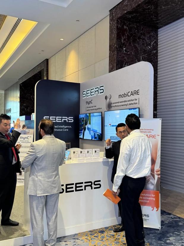 사진: 지난 12일 UAE 두바이에서 열린 ‘EVIDENT Summit 2026’에서 김성종 씨어스 CBO 부사장(왼쪽)과 Kevin Yang SEERS MENA 전무가 현지 의료 관계자들에게 모비케어와 씽크를 소개하고 있다