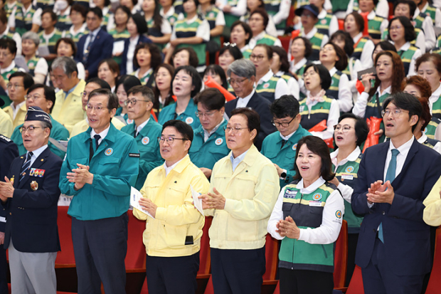 박완수 경남도지사와 민방위대원, 주요 내빈들이 15일 경상대 컨벤션센터에서 열린 ‘제51주년 민방위대 창설기념행사’에서 민방위의 노래를 제창하고 있다./사진=경상남도