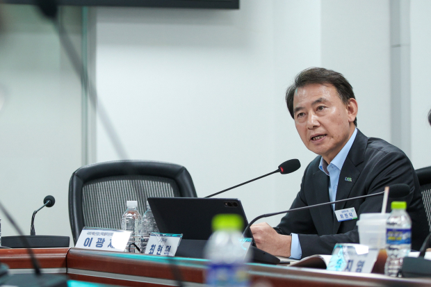 최현덕 남양주시장이 17일 국회에서 열린 ‘2027년 정부 예산 분석 긴급 세미나’에서 발언하고 있다.