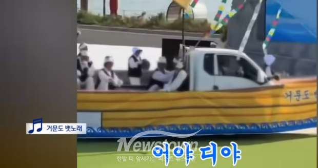약 700억 원이 투입된 여수섬박람회의 거문도 뱃노래 이벤트에 등장한 트럭 배. 트럭에 배 모양 장식을 단 조잡한 모습으로 관람객들로부터 ‘도대체 예산을 어디에 쓴 거냐?’라는 비판을 받았다/채널A 뉴스화면 캡처