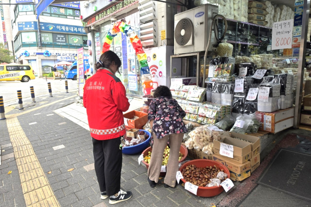 김해시 산림행정 담당자가 가을철 임산물 수확기를 맞아 지역 판매점을 찾아 임산물의 불법 굴취·채취와 유통 여부를 점검하고 있다. /사진=김해시