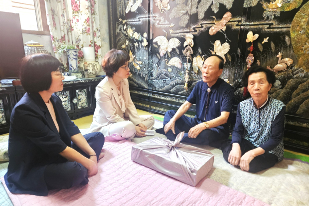 왼쪽 두 번째 박종주 김해시 복지국장이 추석을 앞두고 독립유공자 유족 가정을 방문해 위문품을 전달하고 건강상태와 생활 불편사항을 살피고 있다. /사진=김해시